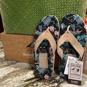 Reyn Spooner Island Slippers size 8
